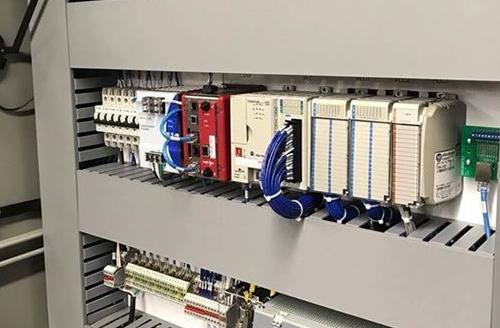 PLC en un tablero eléctrico